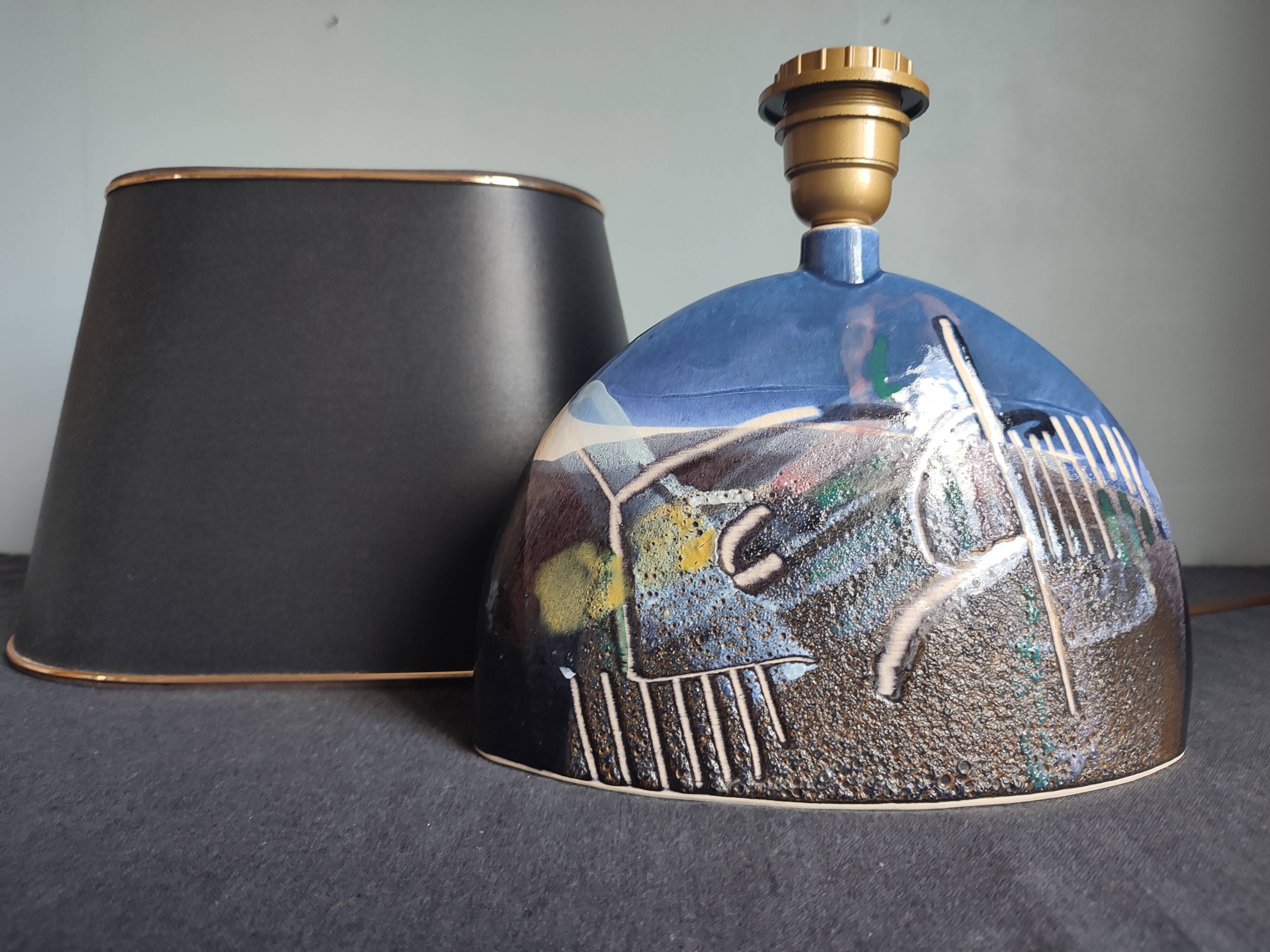 Table lamp with its vintage ceramic lampshade
