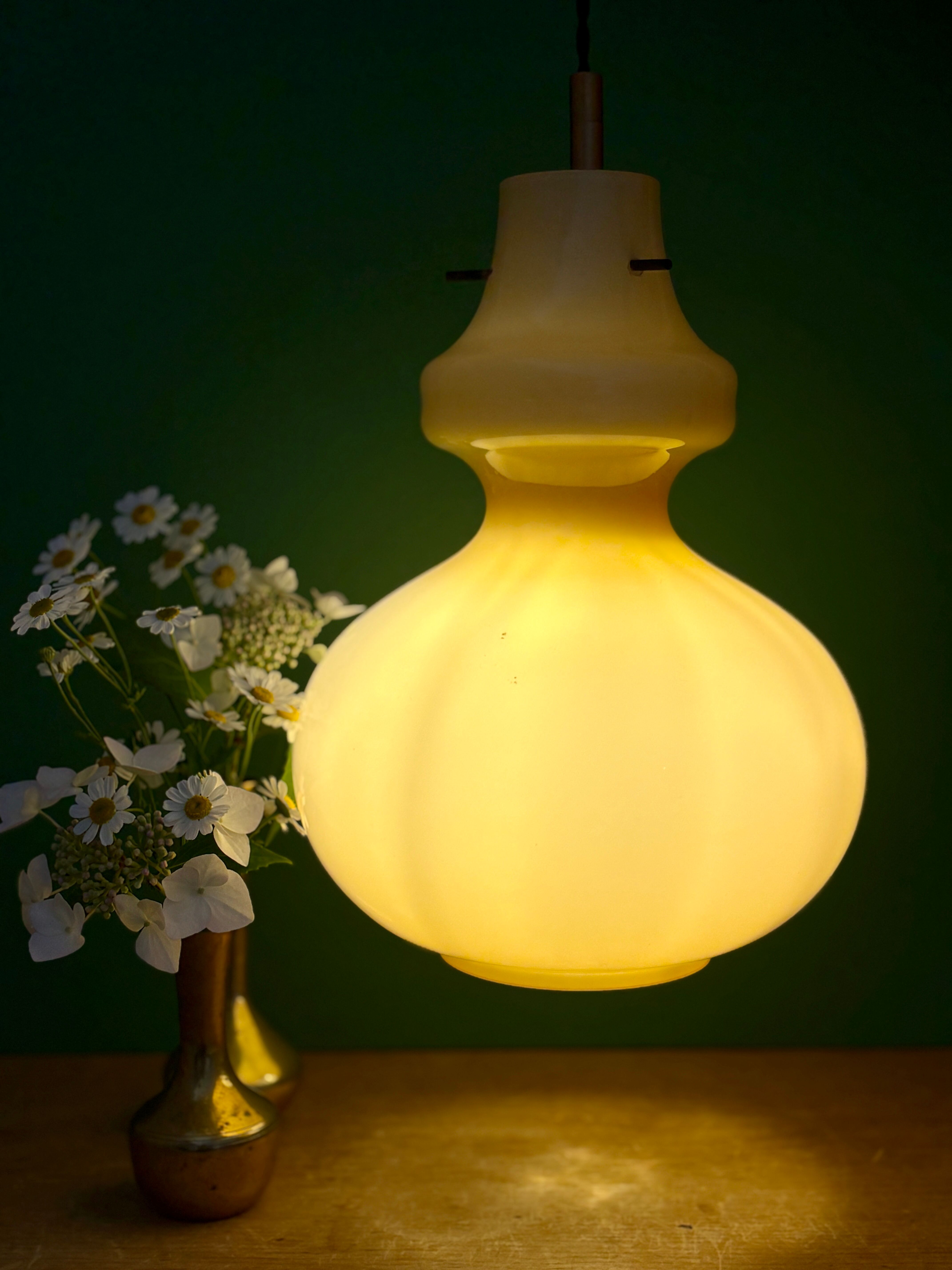 Suspension globe vintage en opaline jaune