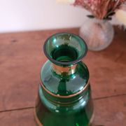 Carafe en verre vert et doré