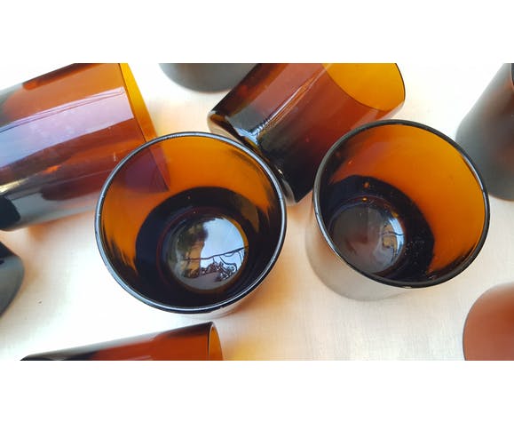 11 amber-coloured glasses