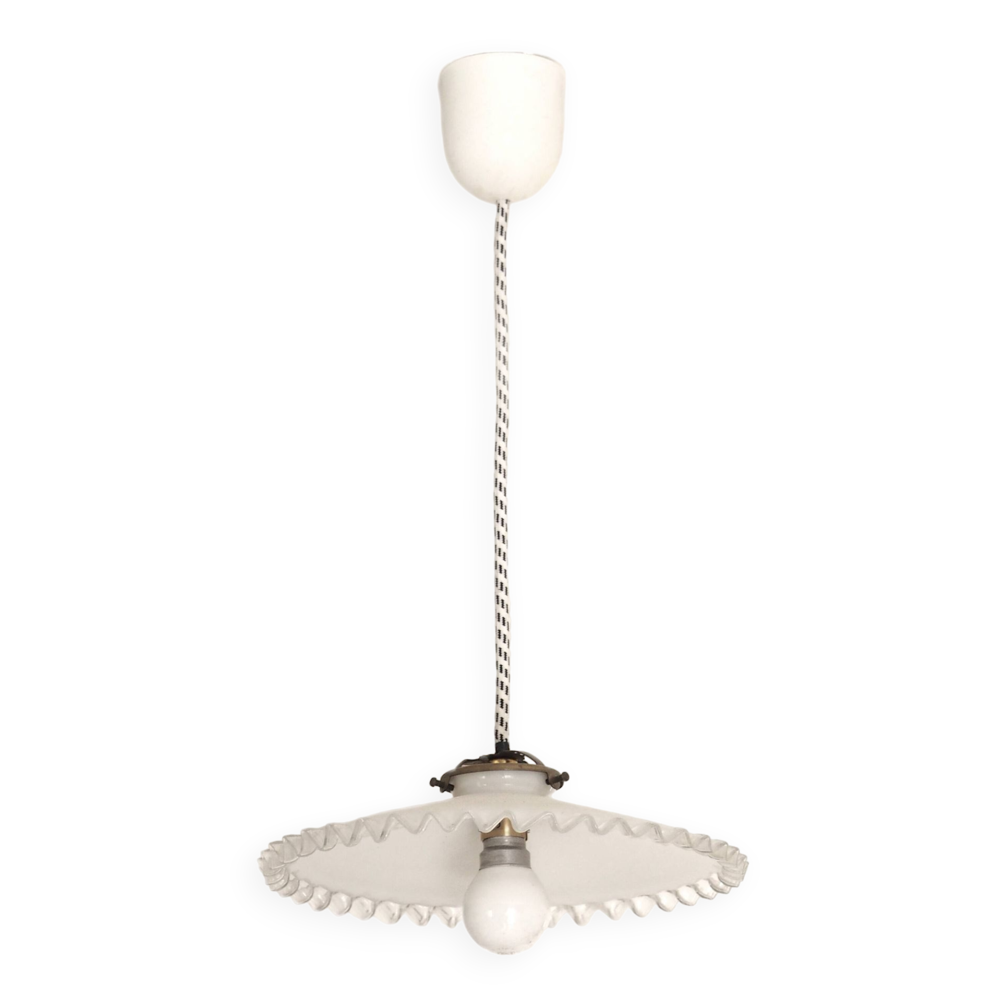 Serrated opaline suspension