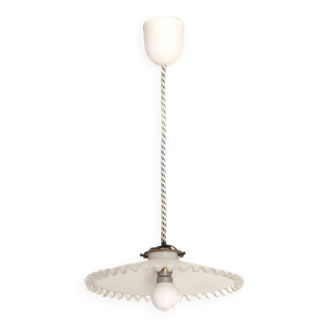 Serrated opaline suspension