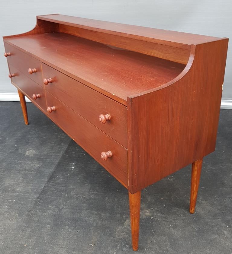 Enfilade design scandinave à 4 tiroirs et pieds fuselés