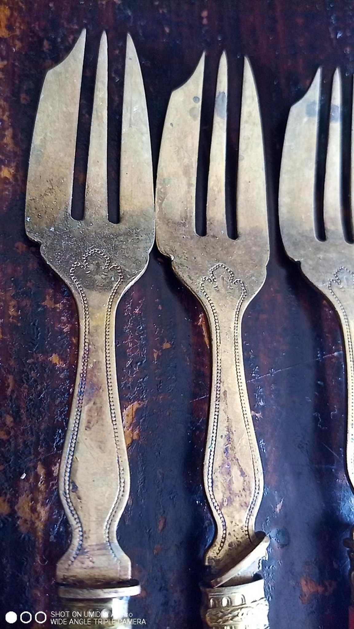 9 fourchettes à gâteau en laiton - manche en bakélite d'époque