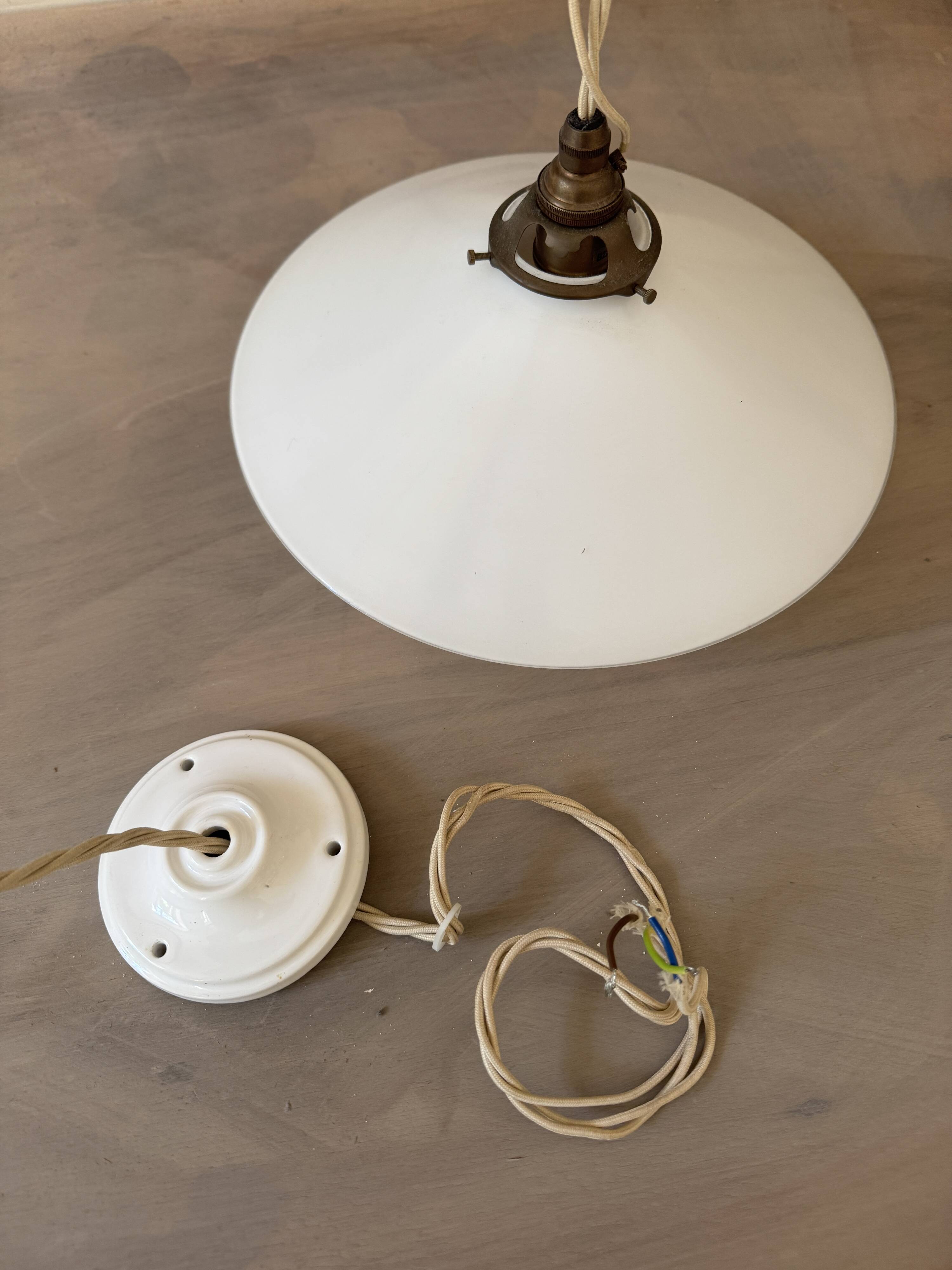 Suspension en verre opalin – vintage DeVOL