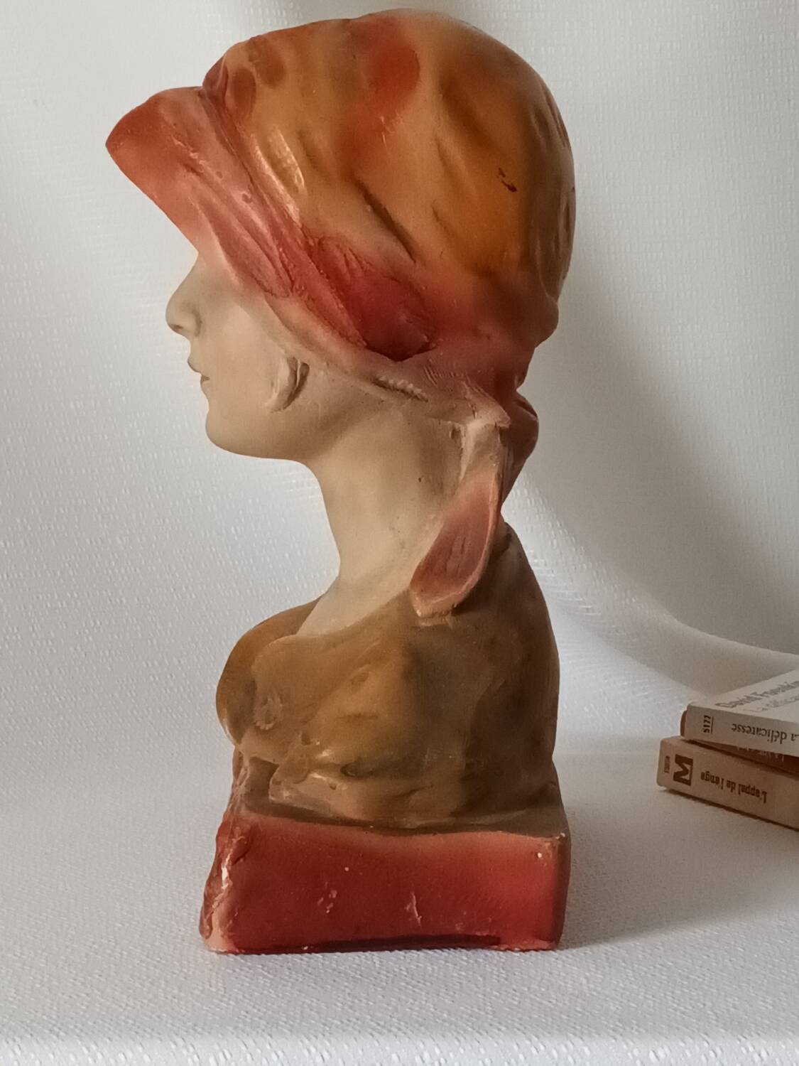 Buste jeune femme en plâtre XXème