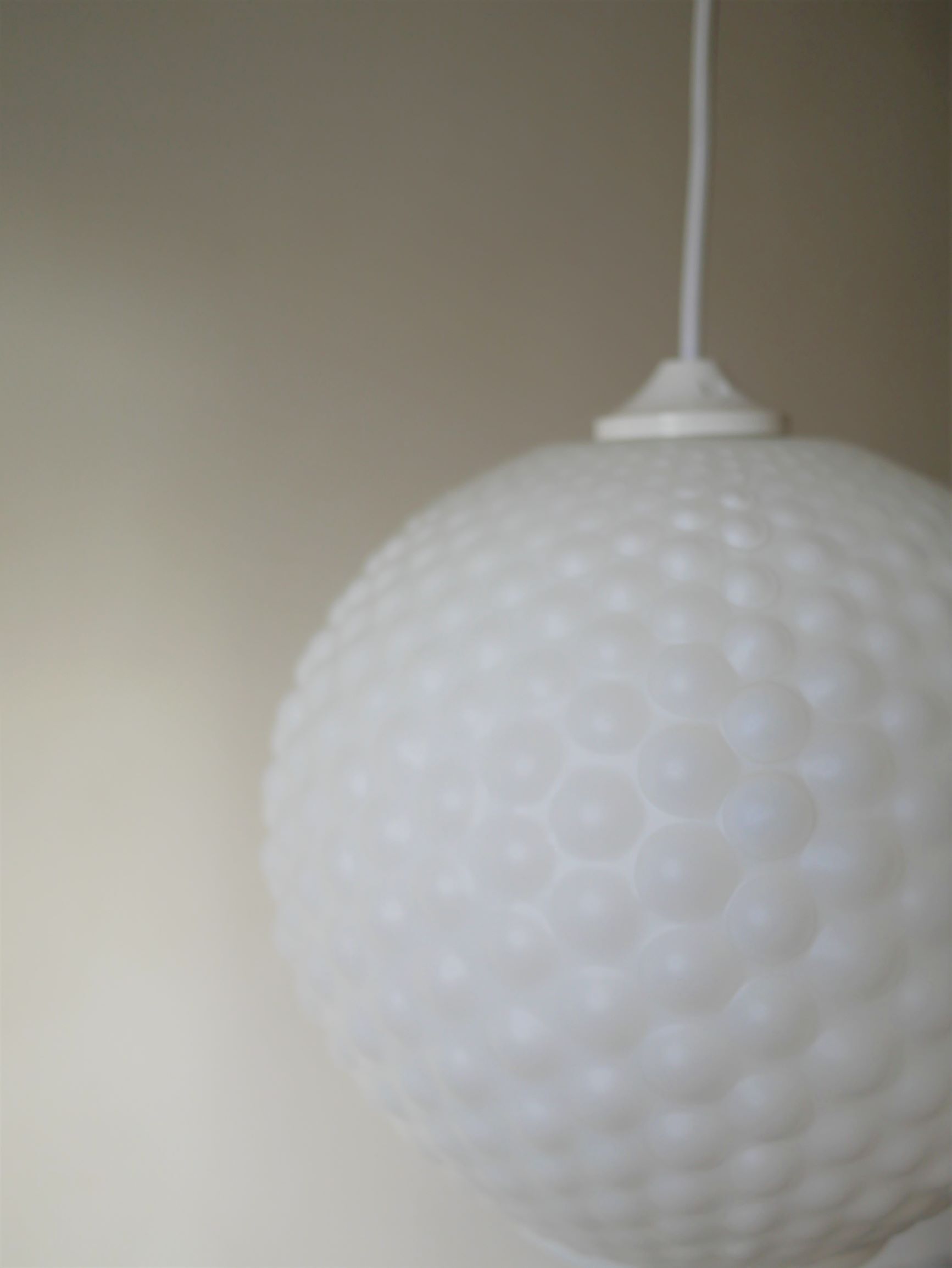 Suspension « boule » vintage en opaline