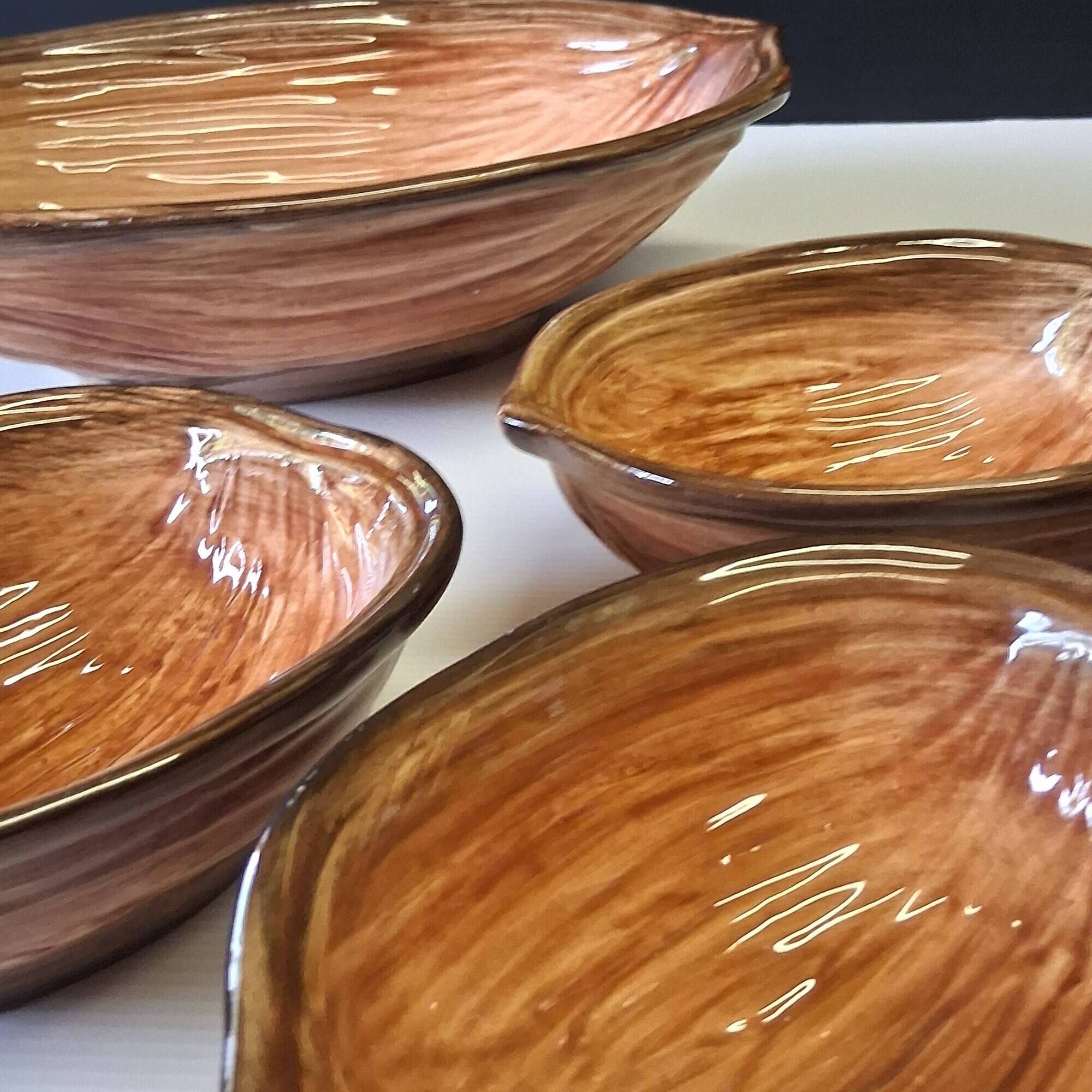 Very nice fruit service in the shape of walnut shells in very good condition.