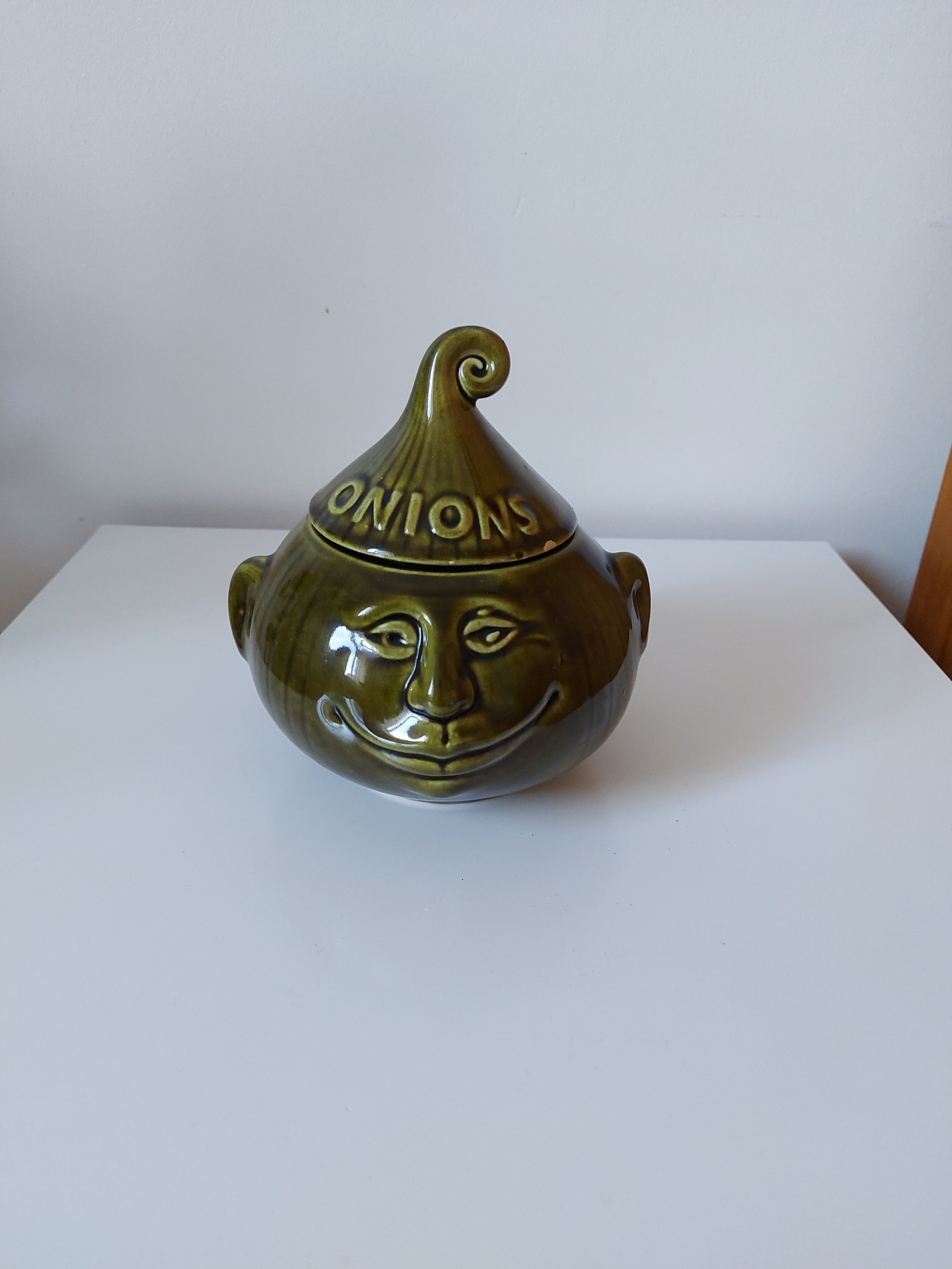 Ceramic onion pot