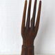 Main baguier en bois sculpté