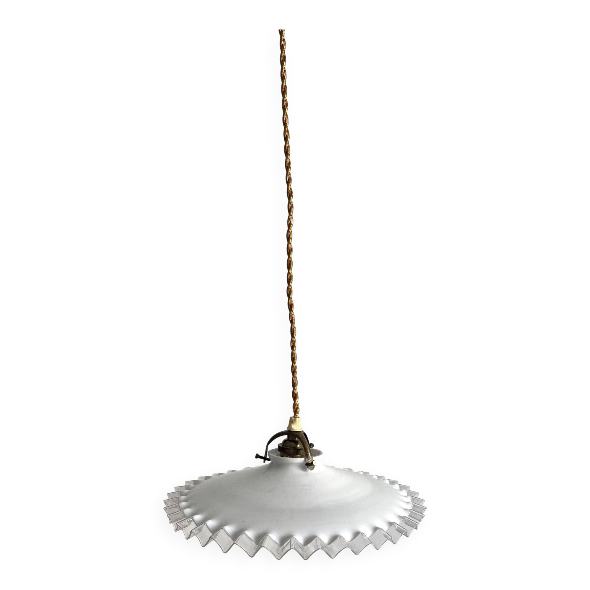 Suspension opaline blanche dentelle