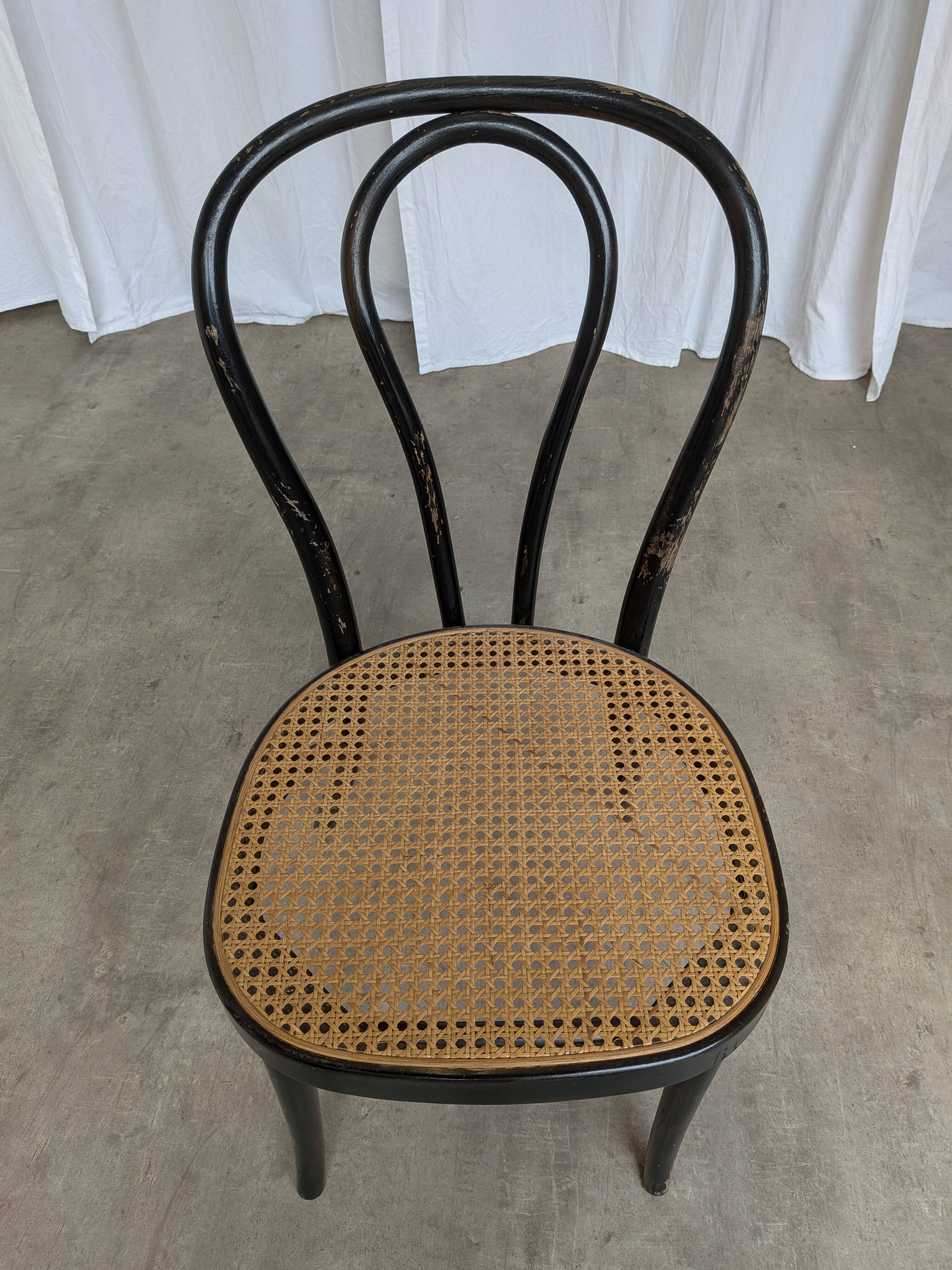 Chaise de salle à manger vintage style Thonet en bois noir et assise en cannage 1970