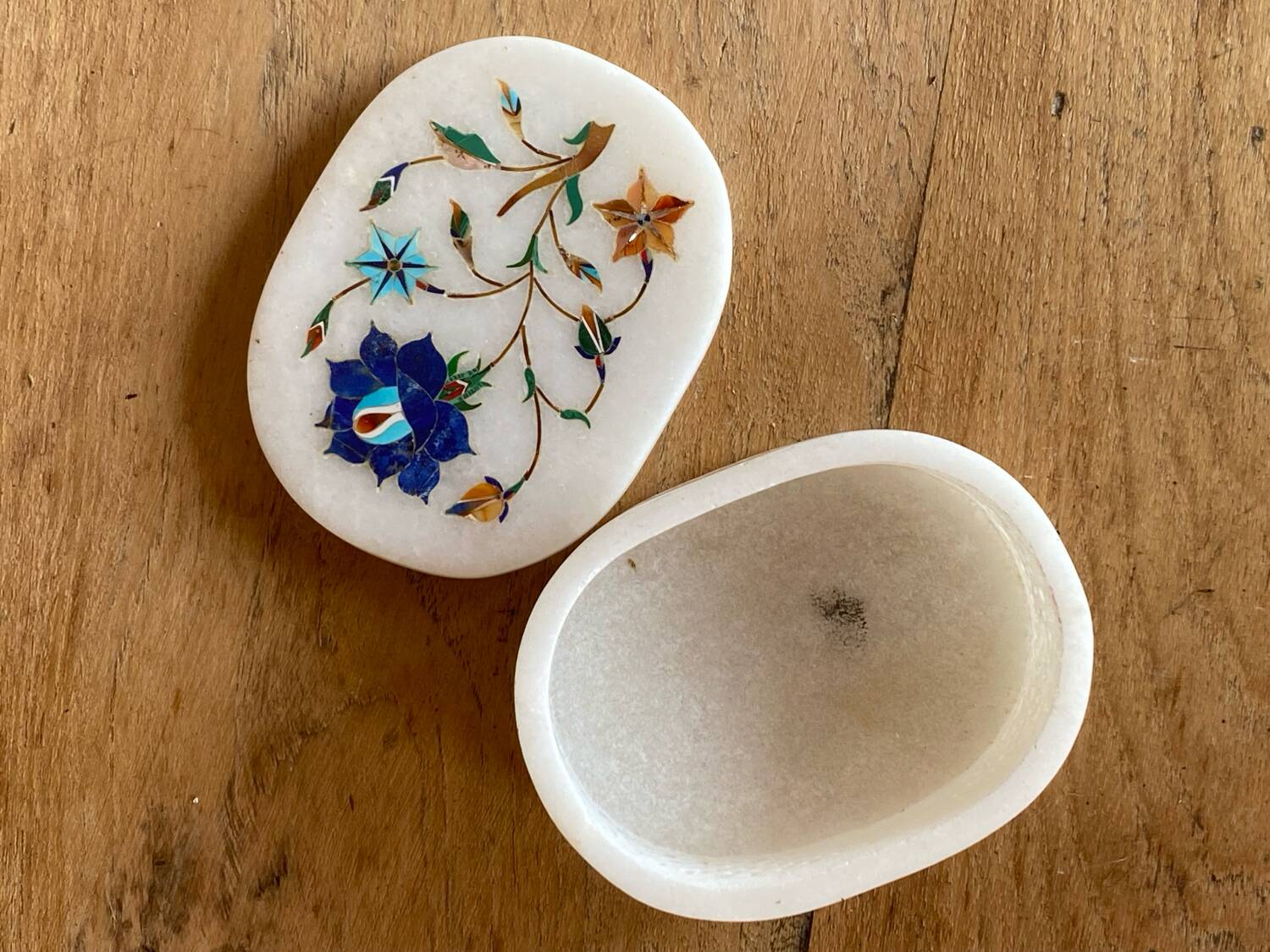 Boite en albâtre blanc décor floral incrusté