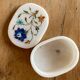 Boite en albâtre blanc et décor floral incrusté