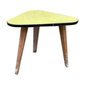 Guéridon triangulaire petite table basse jaune vintage tripode porte plante midcentury 1950 ancien