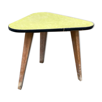 Guéridon triangulaire petite table basse jaune vintage tripode porte plante midcentury 1950 ancien