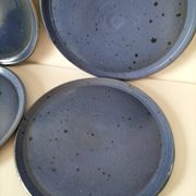 6 assiettes plates en grès artisanal bleu nuit moucheté
