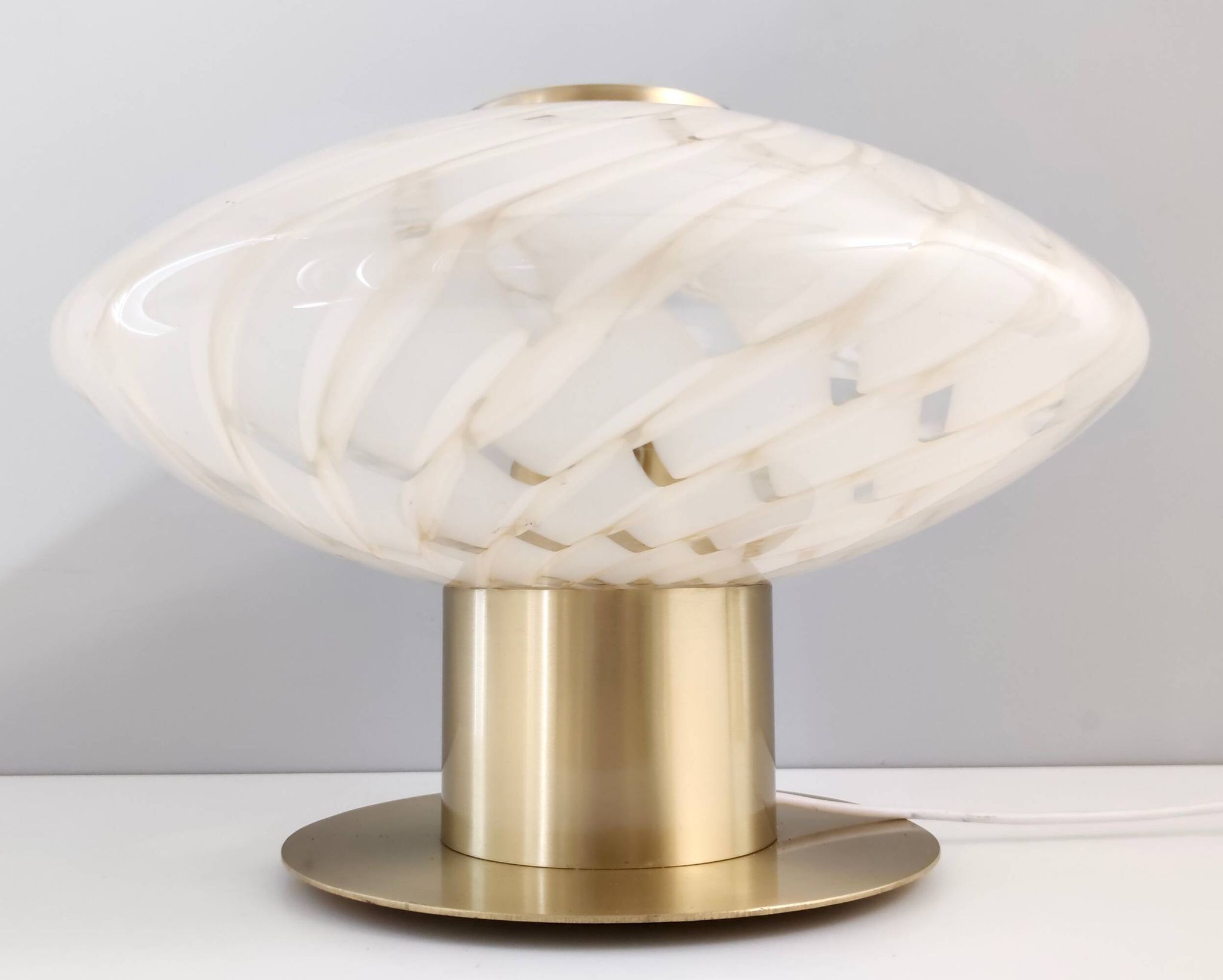Lampe de table en verre de Murano blanc et laiton, Italie, années 1980