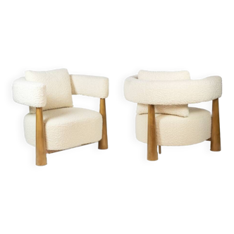 Pair of “bean” shaped armchairs, in blond beech. Contemporary work.