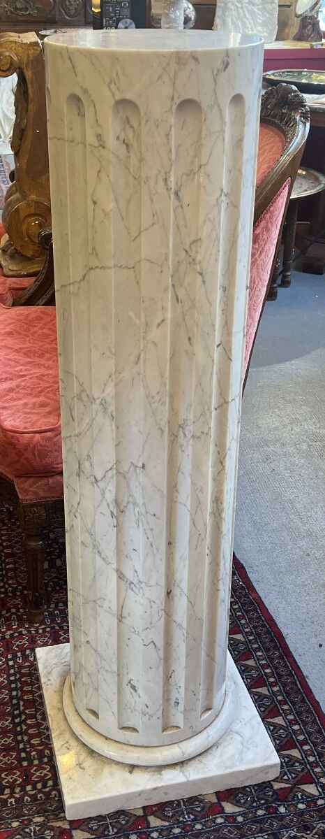 Column in solid white marble veined with grey, decorated with vertical fluting, 110 cm.