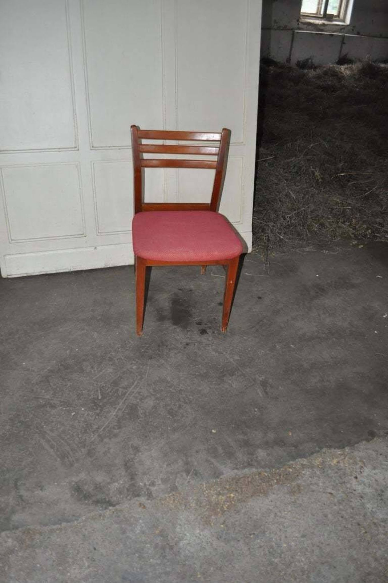 Set of 5 brown wooden chairs from the 70s, with red fabric seats - 2 with armrests.
