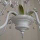 Chandelier vintage en métal blanc à 5 lumières avec des fleurs de glycine roses.