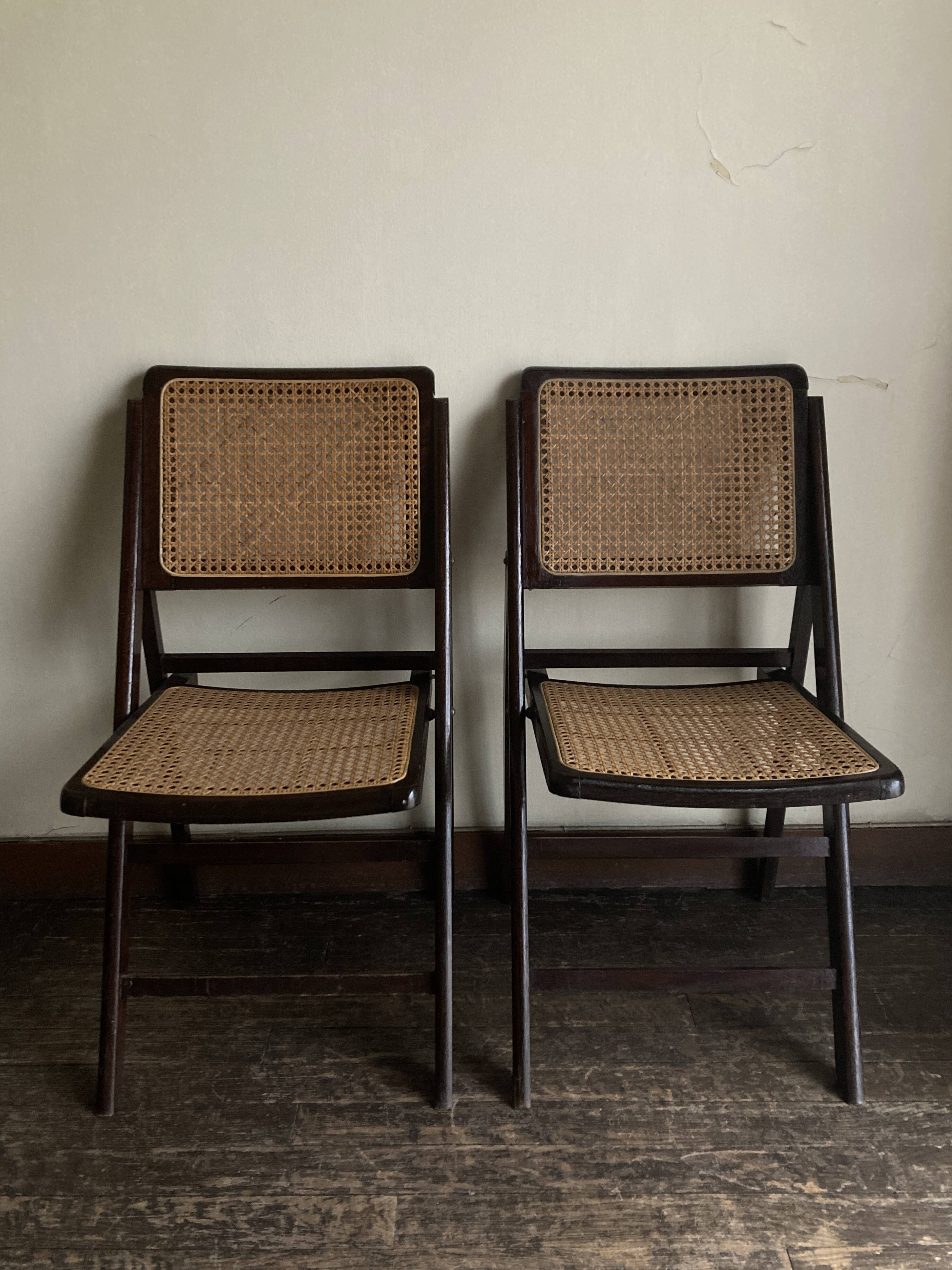 Paire de chaises pliantes cannées 1960