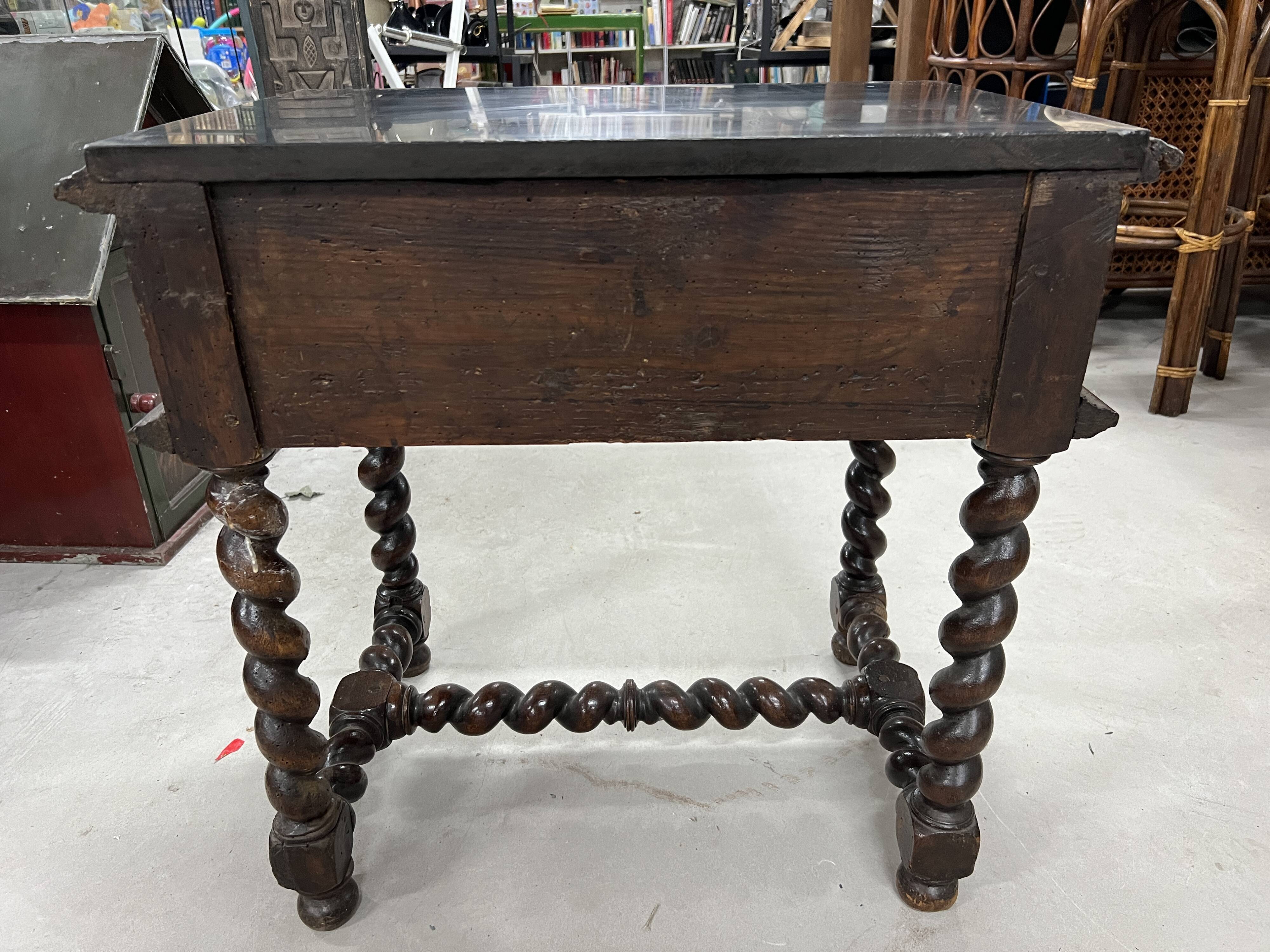 Table d'appoint à pieds torsadés