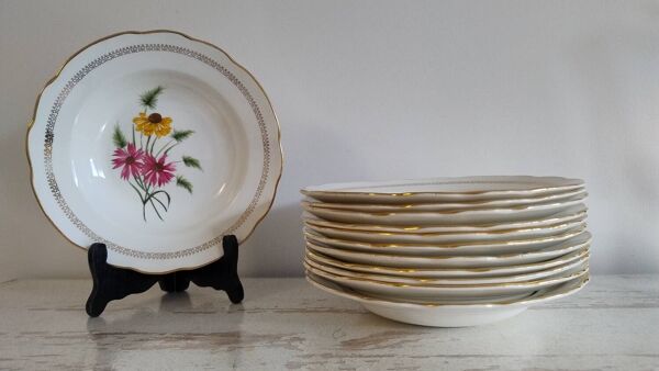 12 assiettes creuses – Porcelaine de Gien – Modèle Fanfare – Années 19