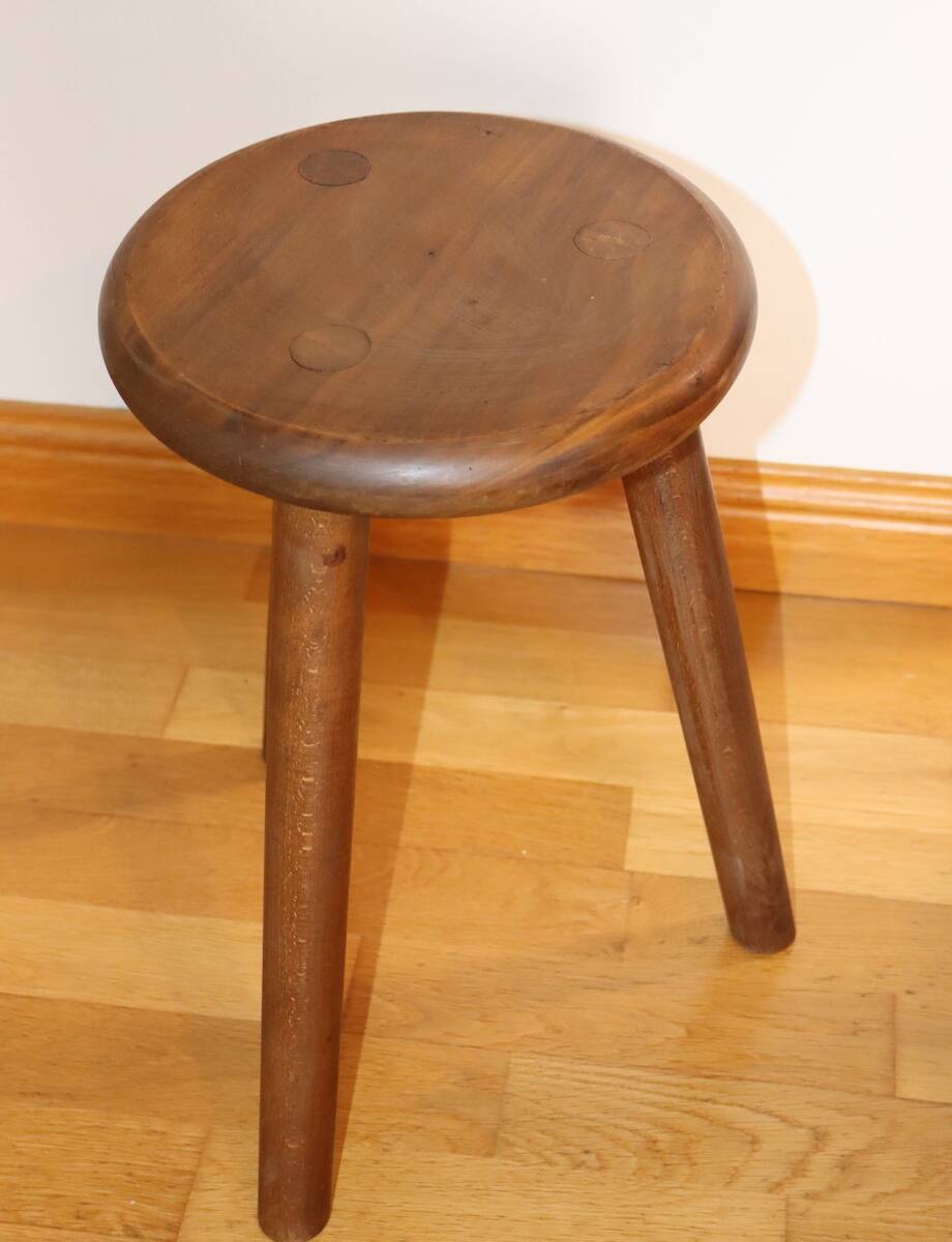 Paire de tabourets tripodes en bois teinté