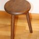 Paire de tabourets tripodes en bois teinté