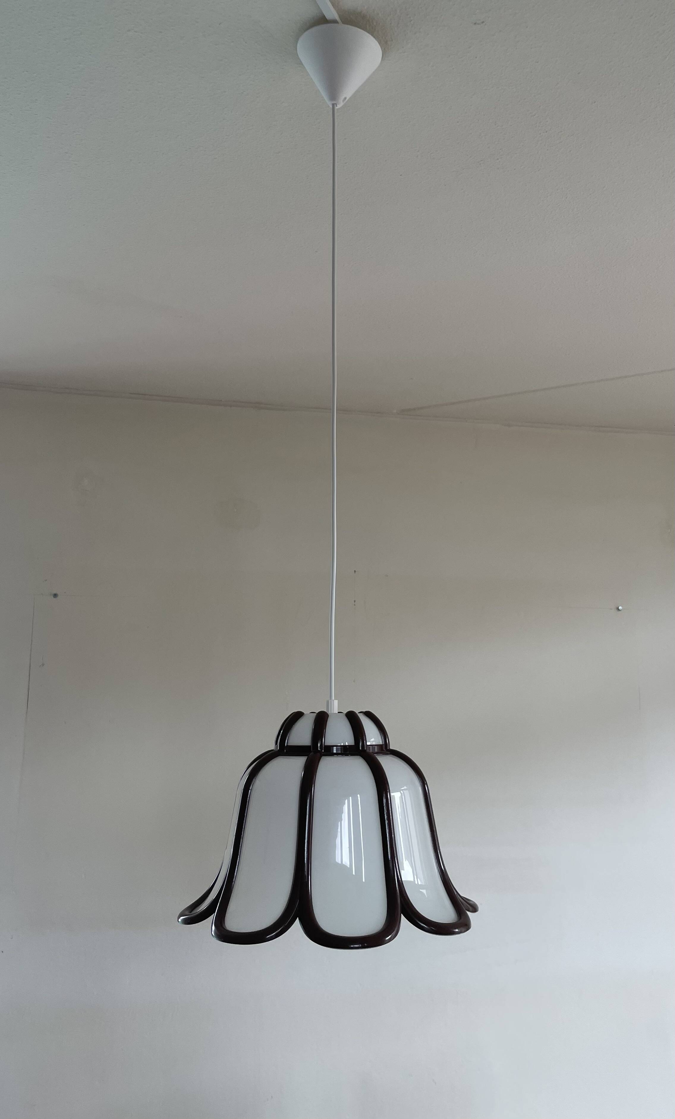 Tulip shaped pendant lamp