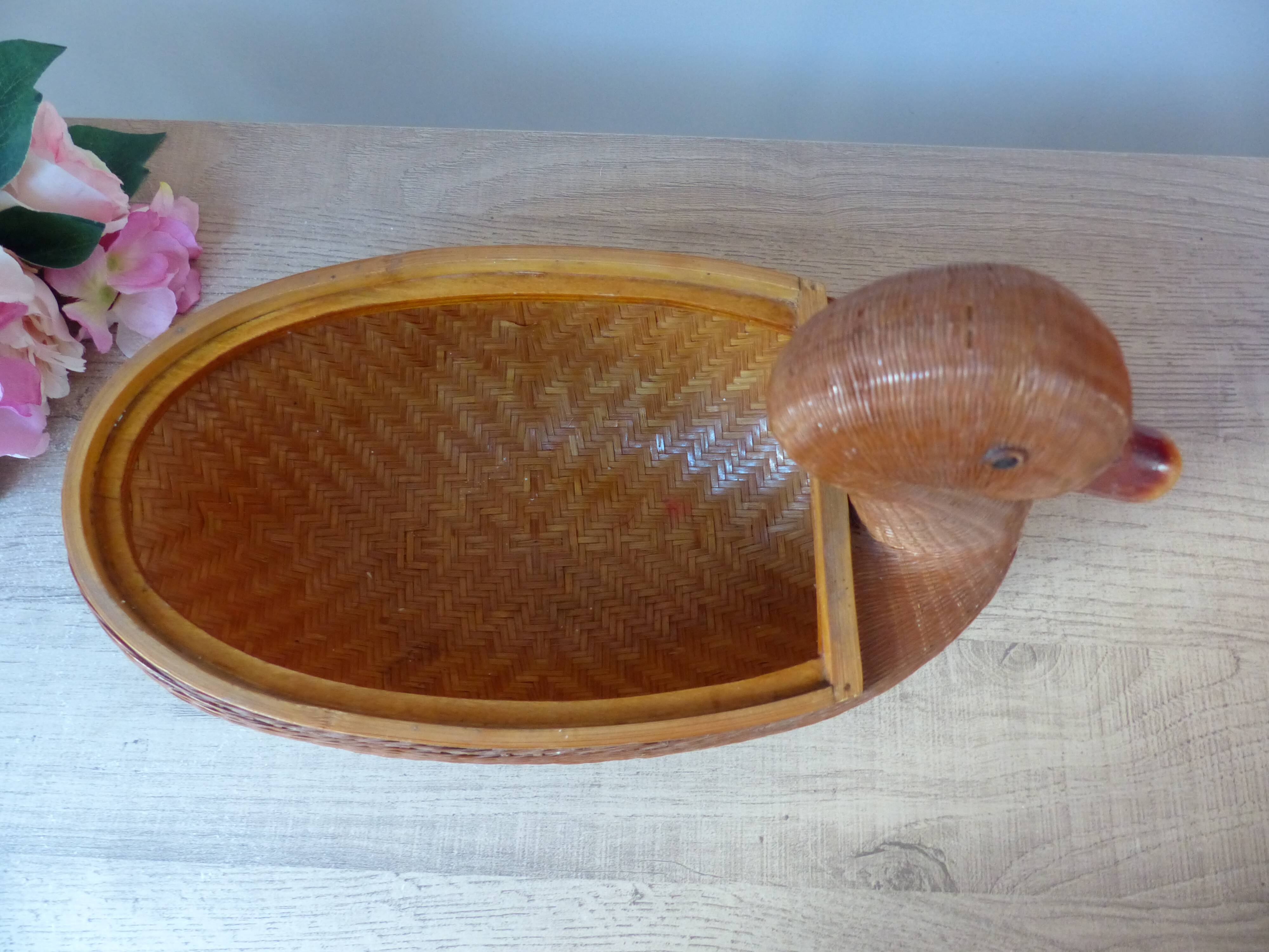 Vintage Chinese wicker duck – woven basket from the 1970s with a lid.