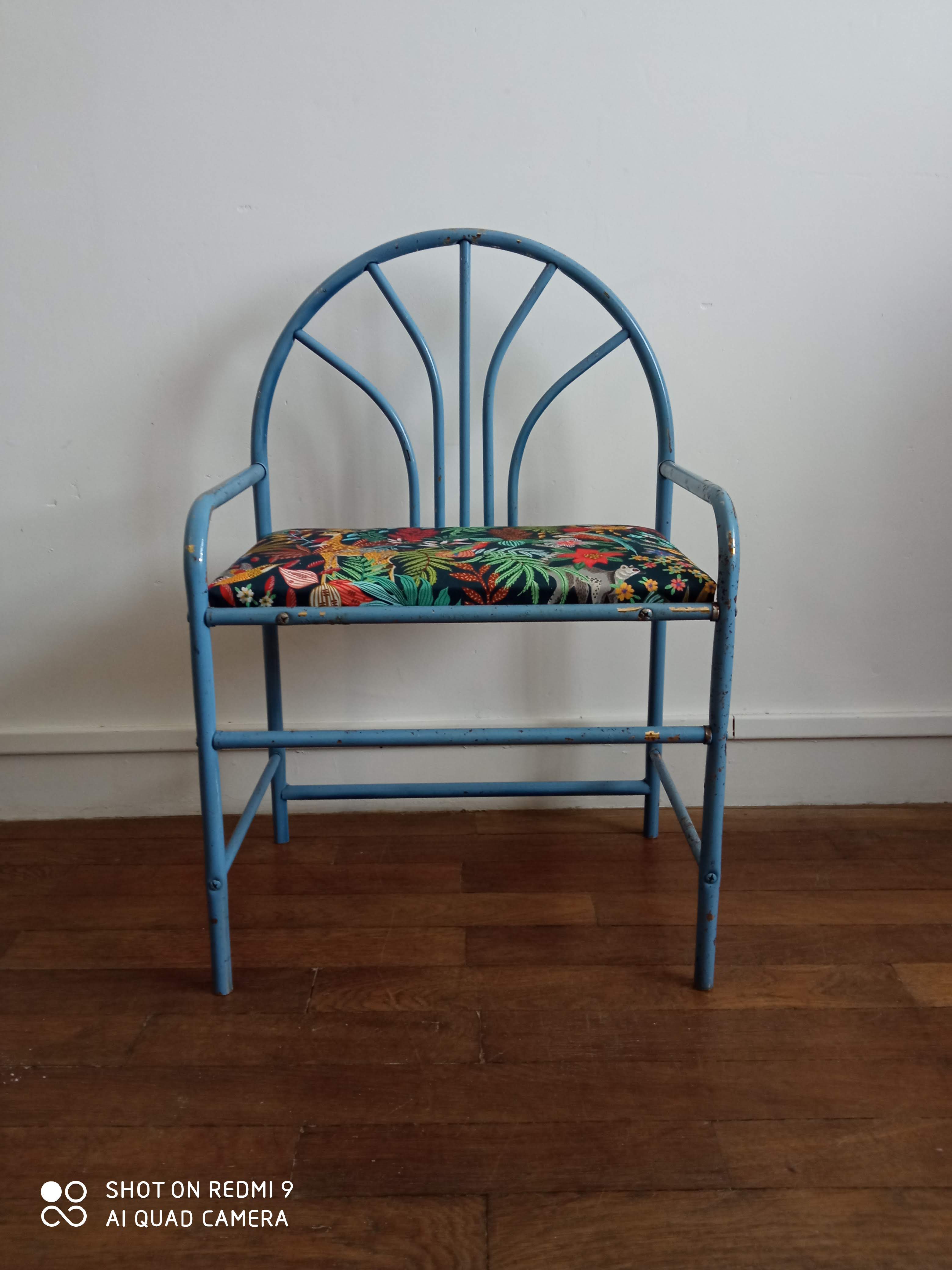 Skated metal child chair/bench