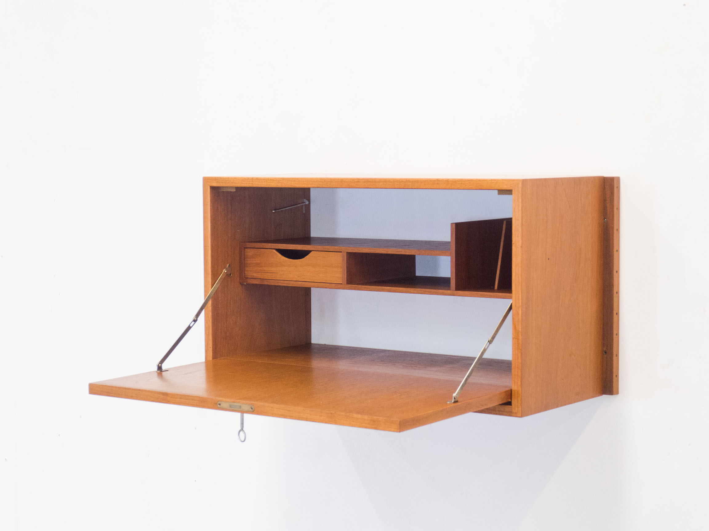 Bruksbo Tegnekontor ‘Veggen Deluxe’ wall cabinets – Torbjørn Afdal & Rolf Hesland