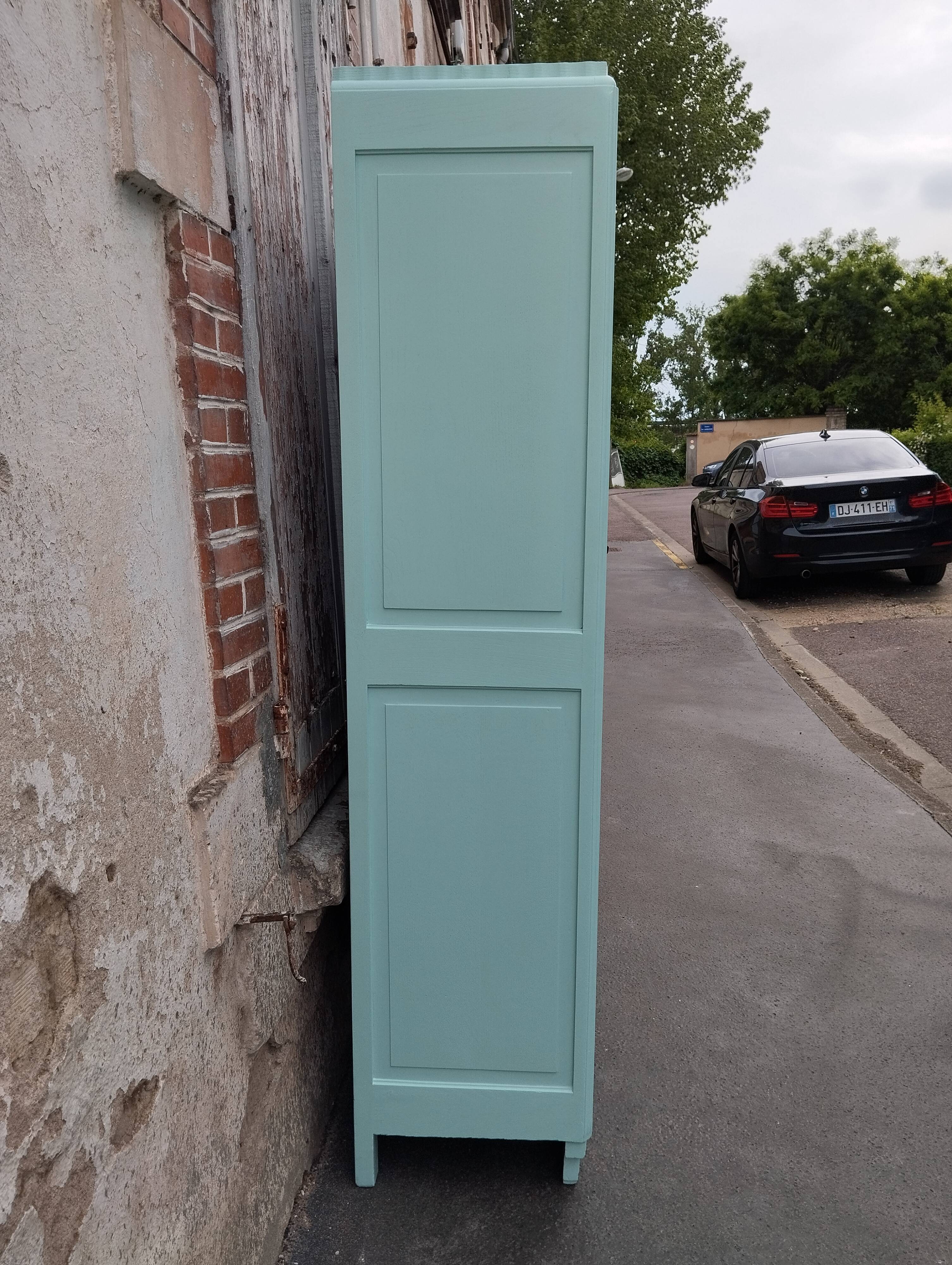 Parisian showcase cabinet year 30