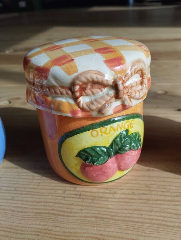 Ensemble cuisine rétro en céramique barbotine