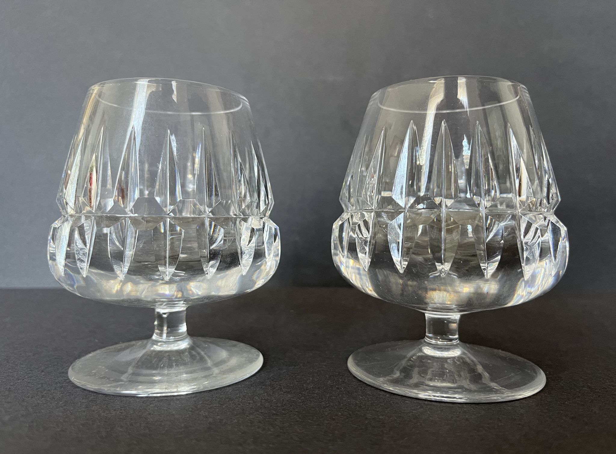 Deux verres à alcool en cristal