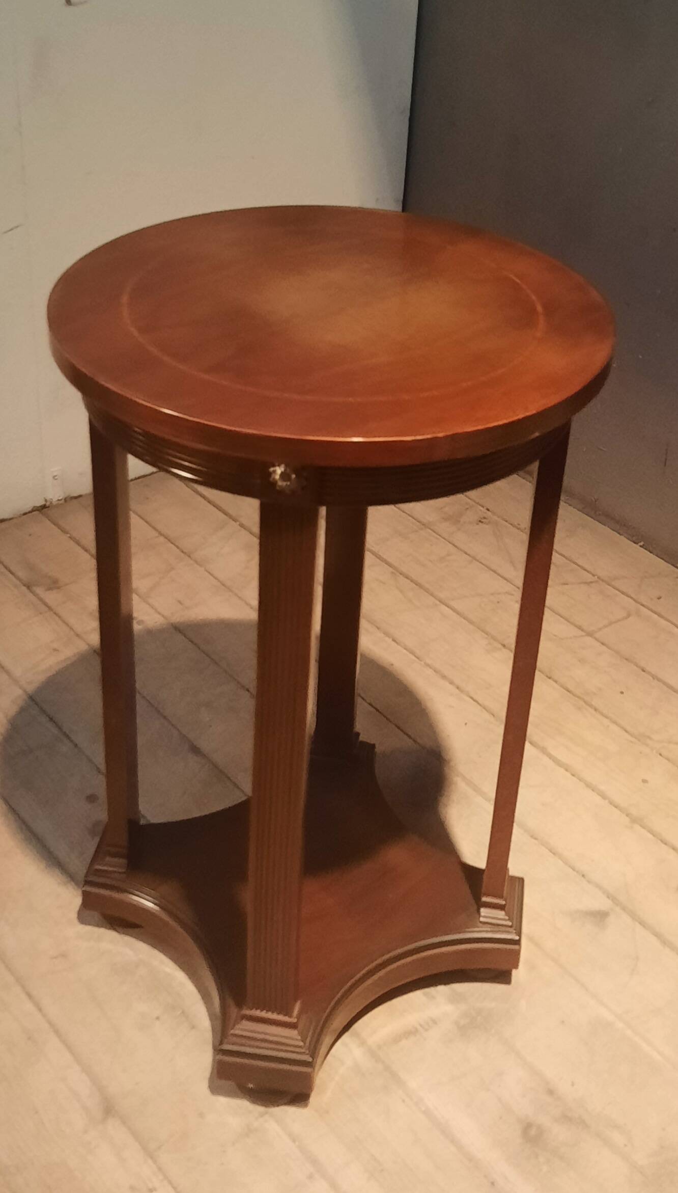 Varnished round gueridon