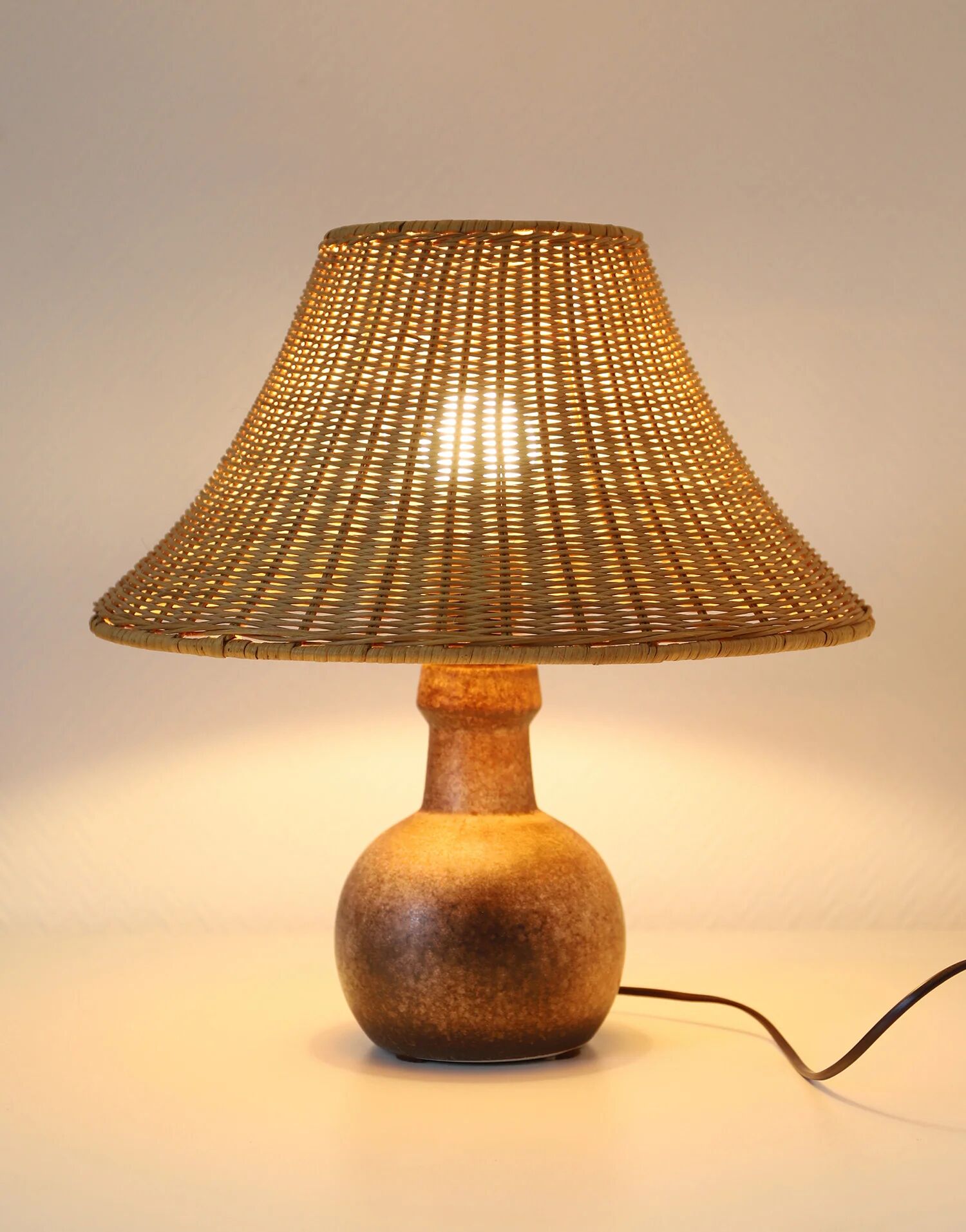 Table lamp – Vintage 60s ceramic and rattan shade