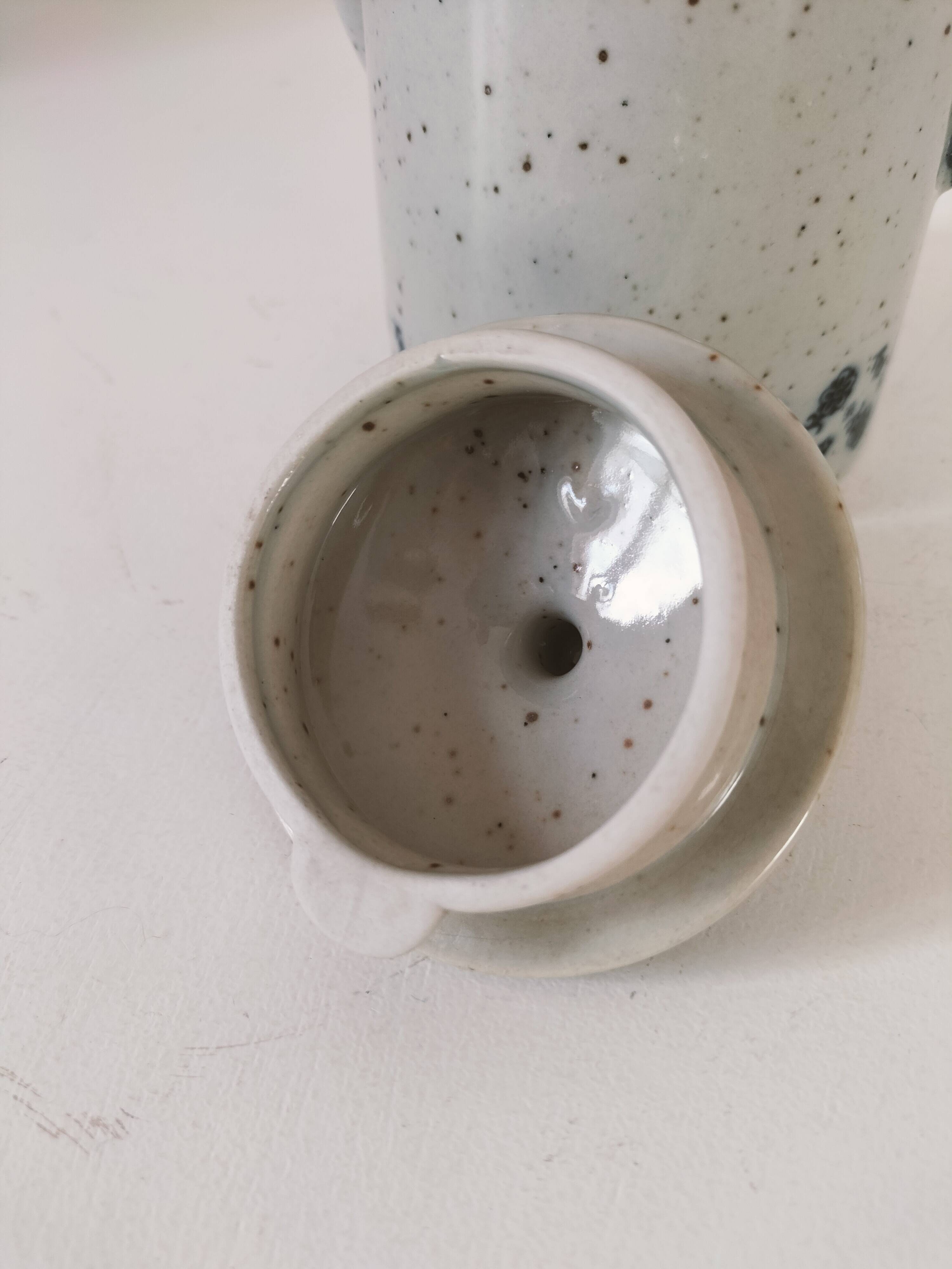 Cafetière vintage en grès moucheté – décor floral bleu marine