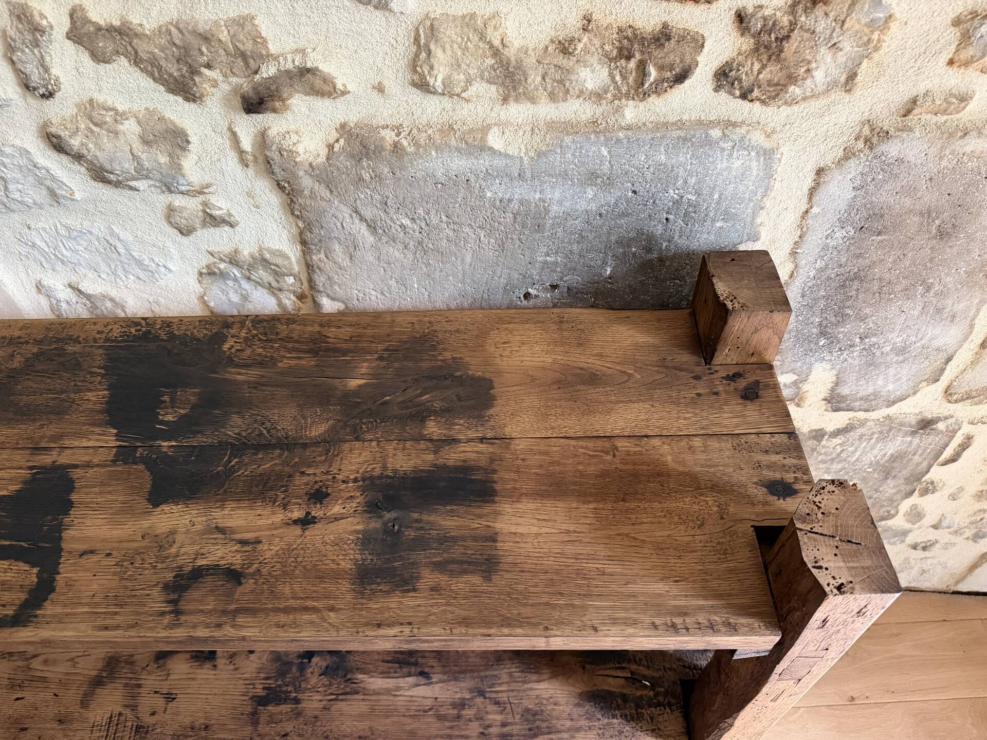 Étagère sur pieds en bois brut, art populaire