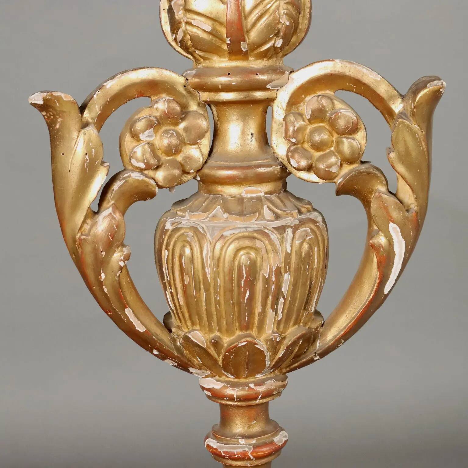 Bougeoir éclectique ancien en bois sculpté et doré, XIXe siècle