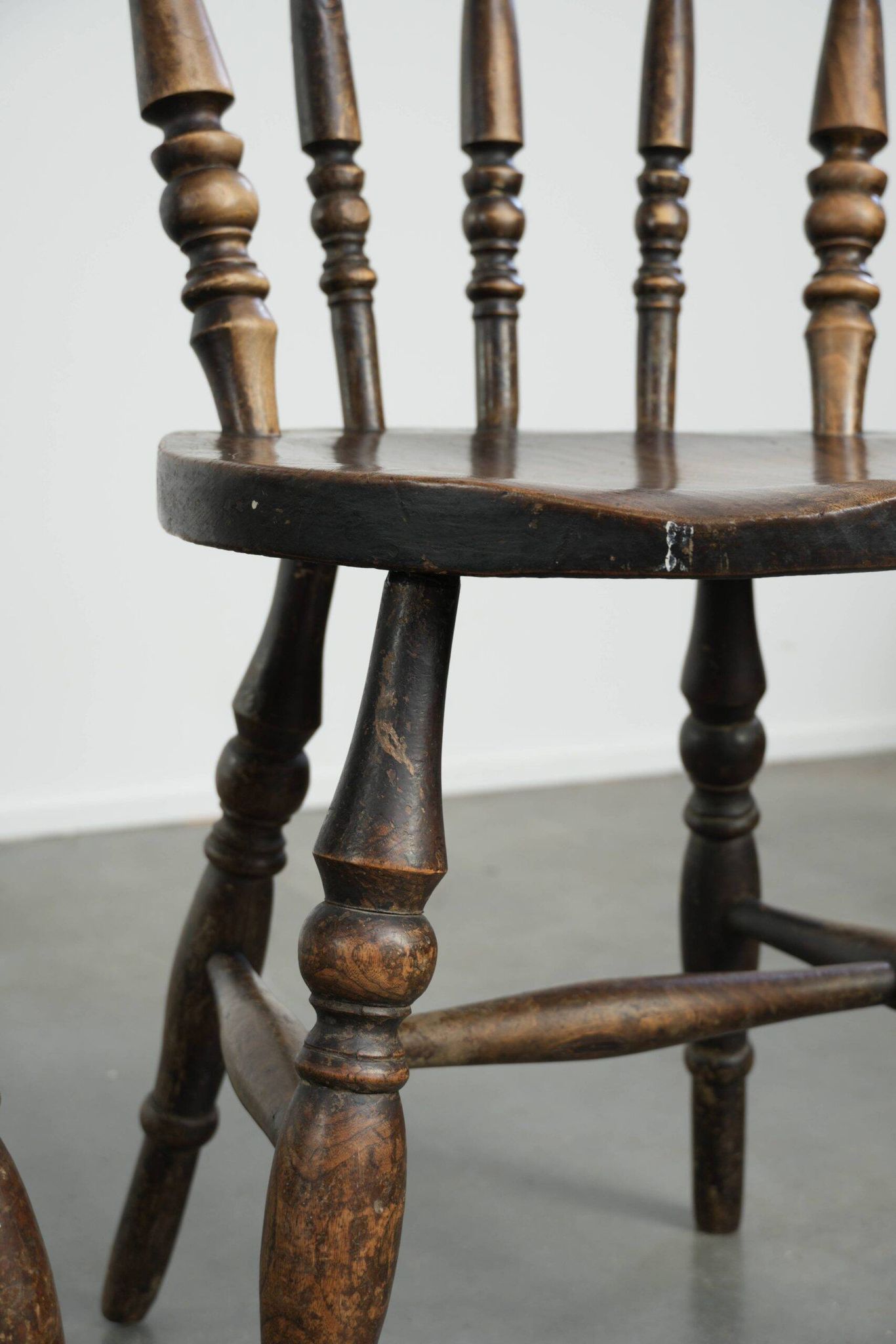 Set of 4 antique English wooden Windsor pub/bistro chairs from 19th century