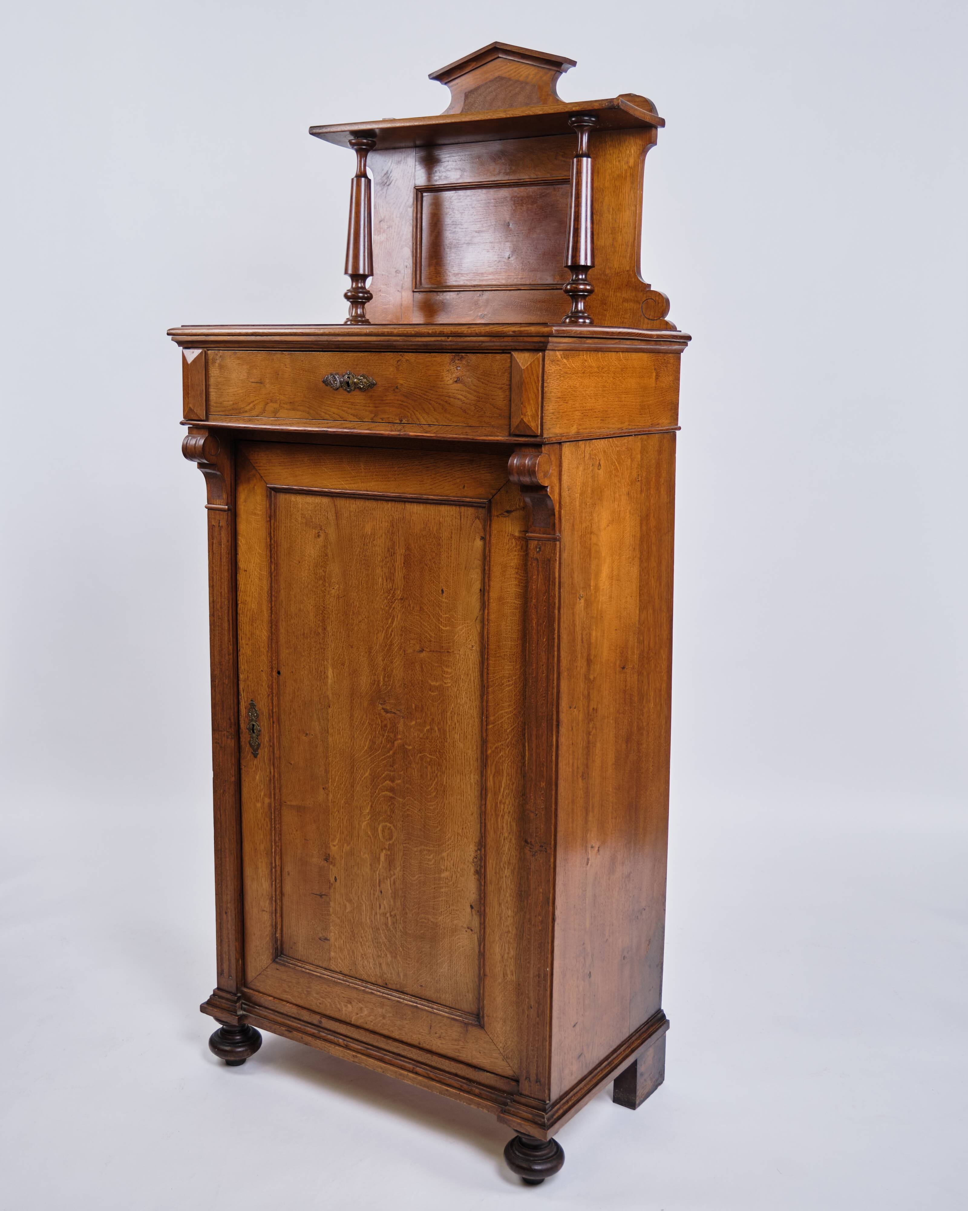 Cabinet – Mahogany – Decoration & round legs – Circa 1880