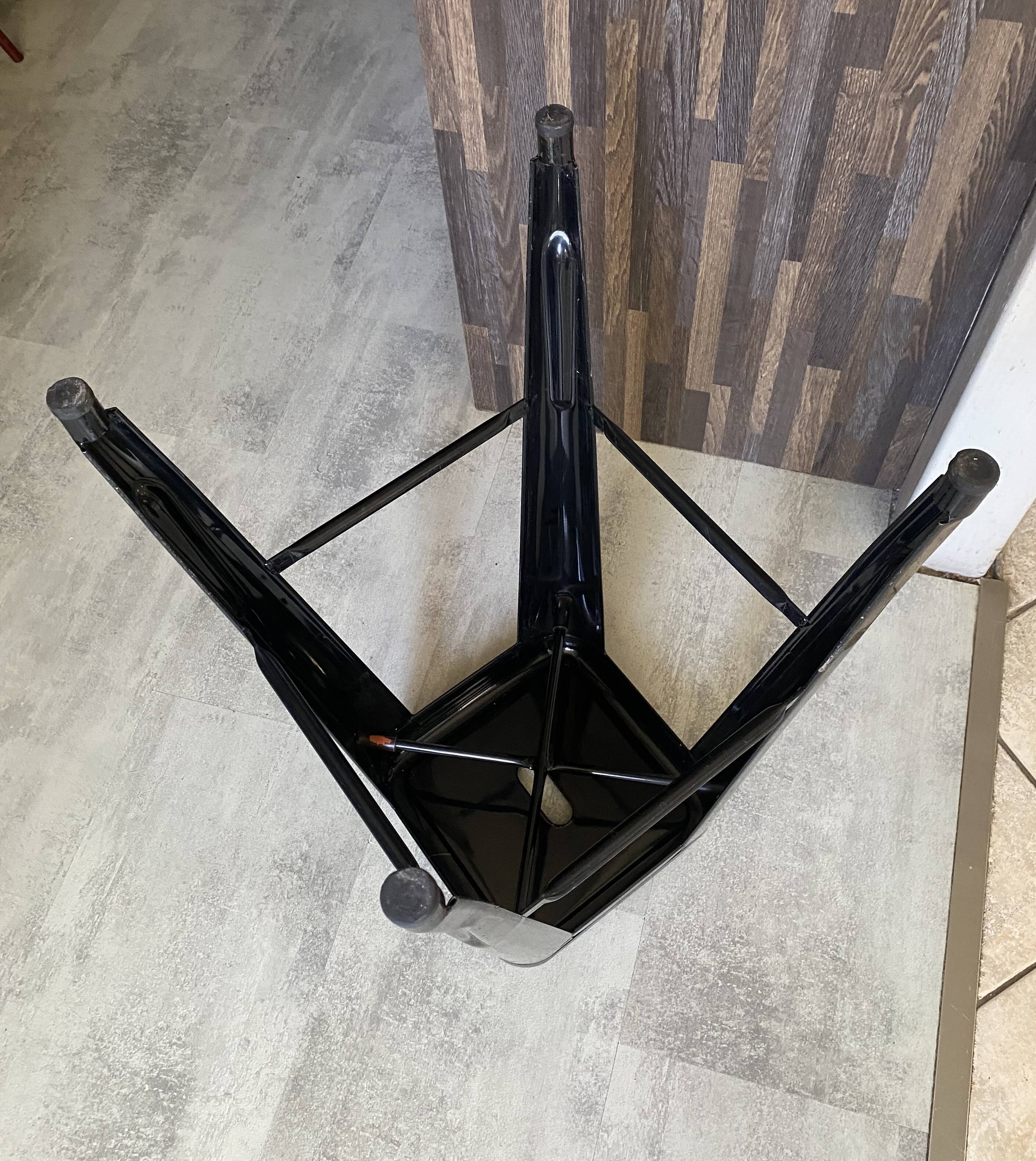 Tabouret haut de bar industriel tolix h75 empilables noir