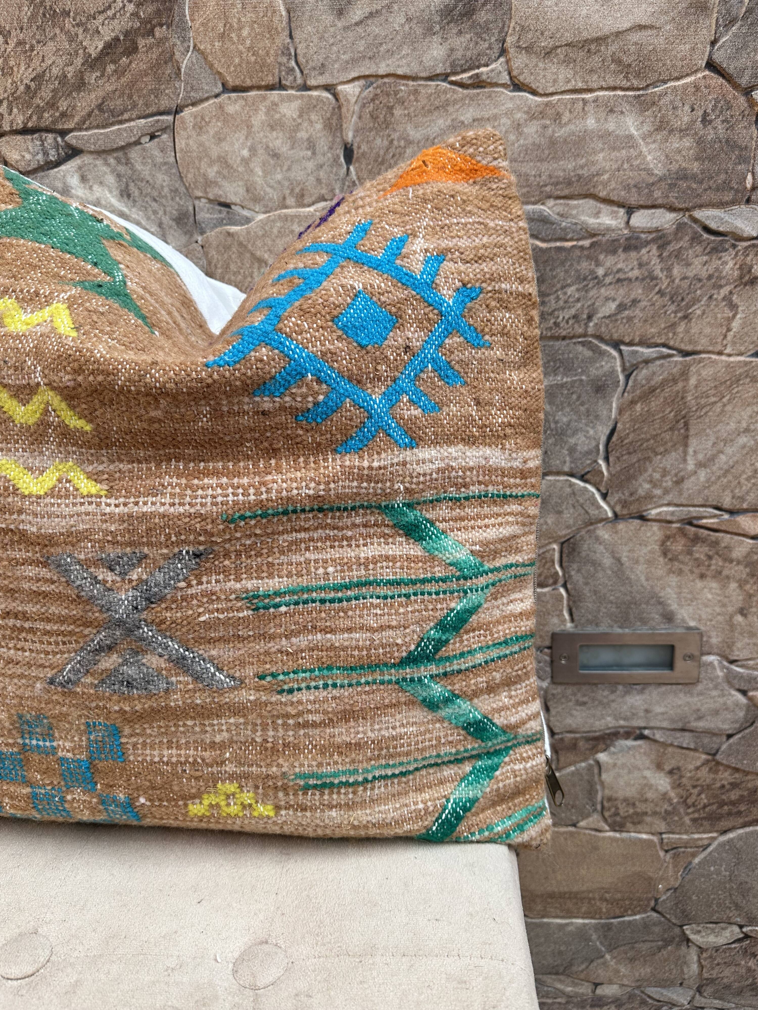 Handmade Moroccan Kilim cushion cover: Bohemian decorative cushion