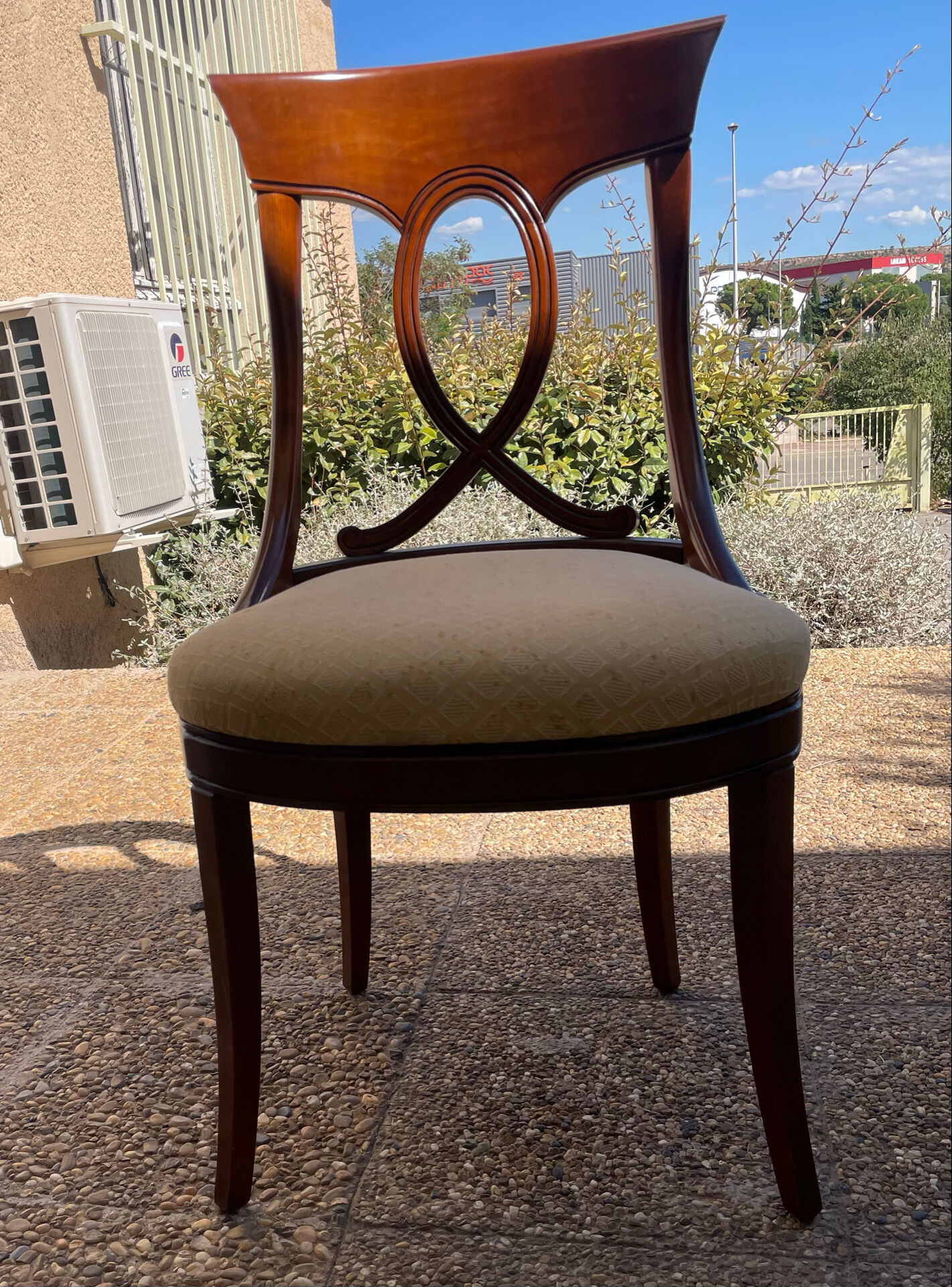 Une chaise ancienne en bois
