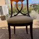 Une chaise ancienne en bois