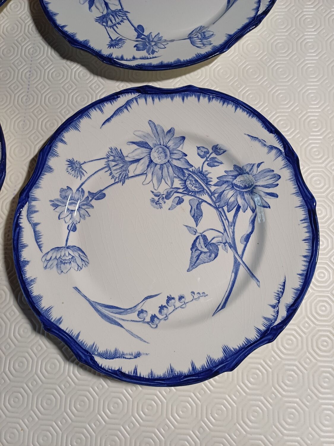 6 flat plates with floral decoration, T. de fer.